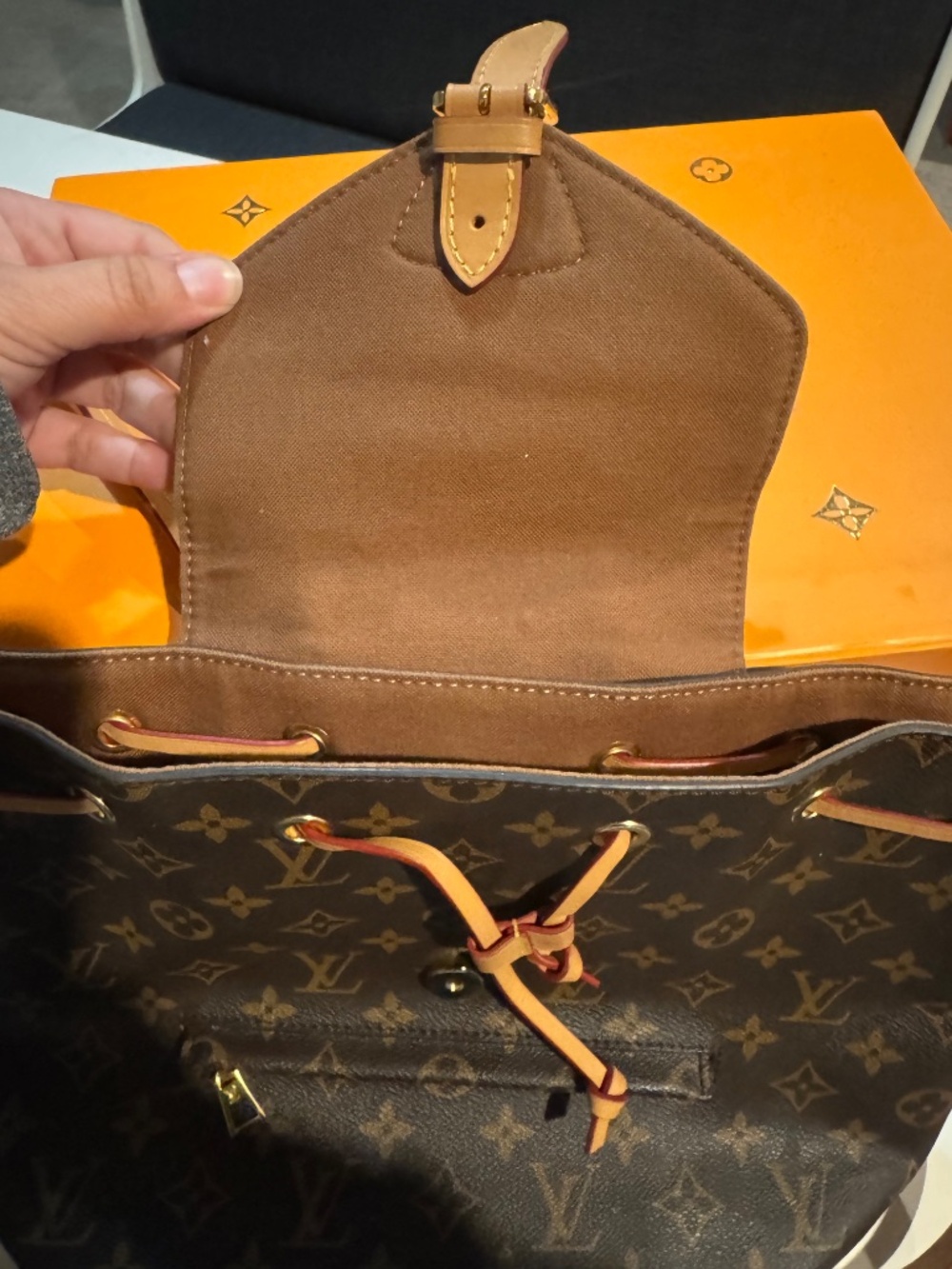 LOUIS VUITTON Monogram Montsouris PM - Picture 4 of 10